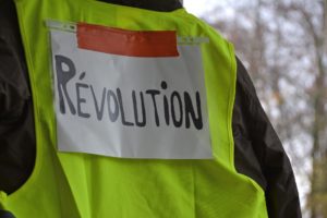 Gilets jaunes et pancarte révolution