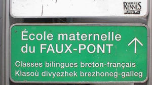 Panneau routier bilingue français-breton