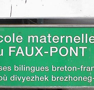 Panneau routier bilingue français-breton