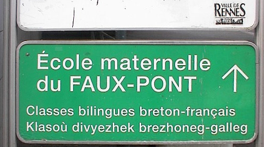 Panneau routier bilingue français-breton