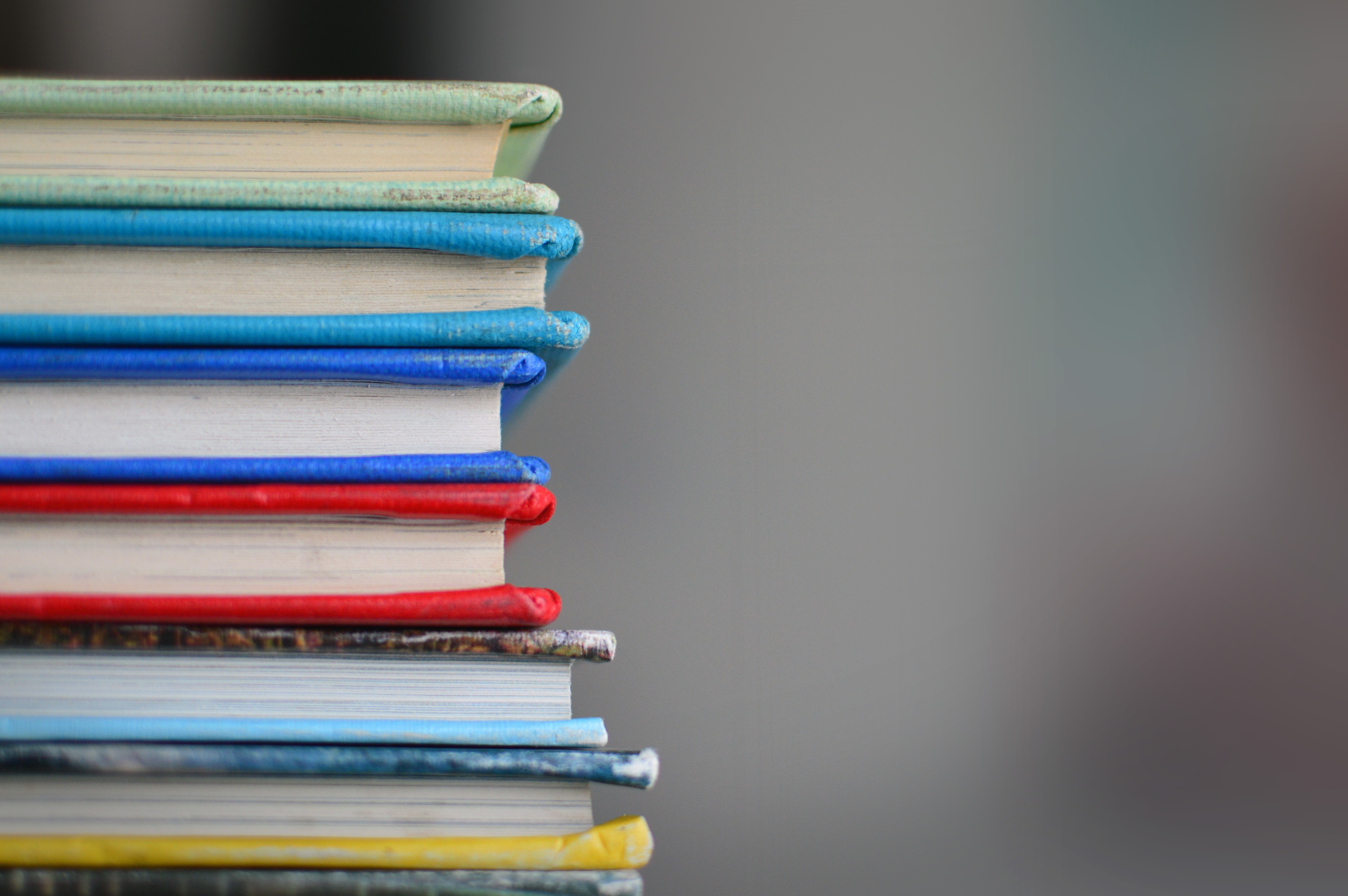 Pile de livres colorés.