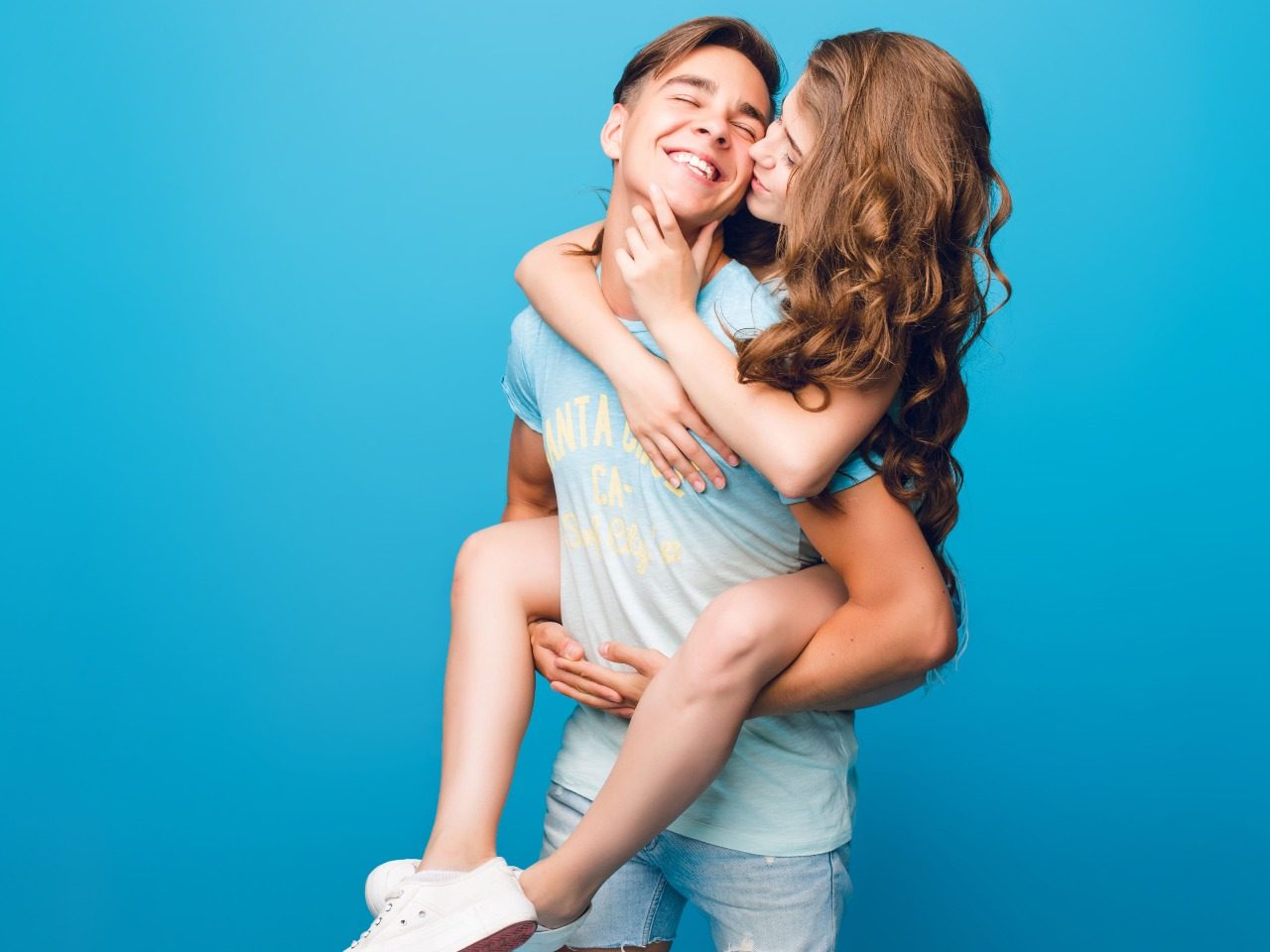 Adolescents amoureux par lookstudio sur freepik