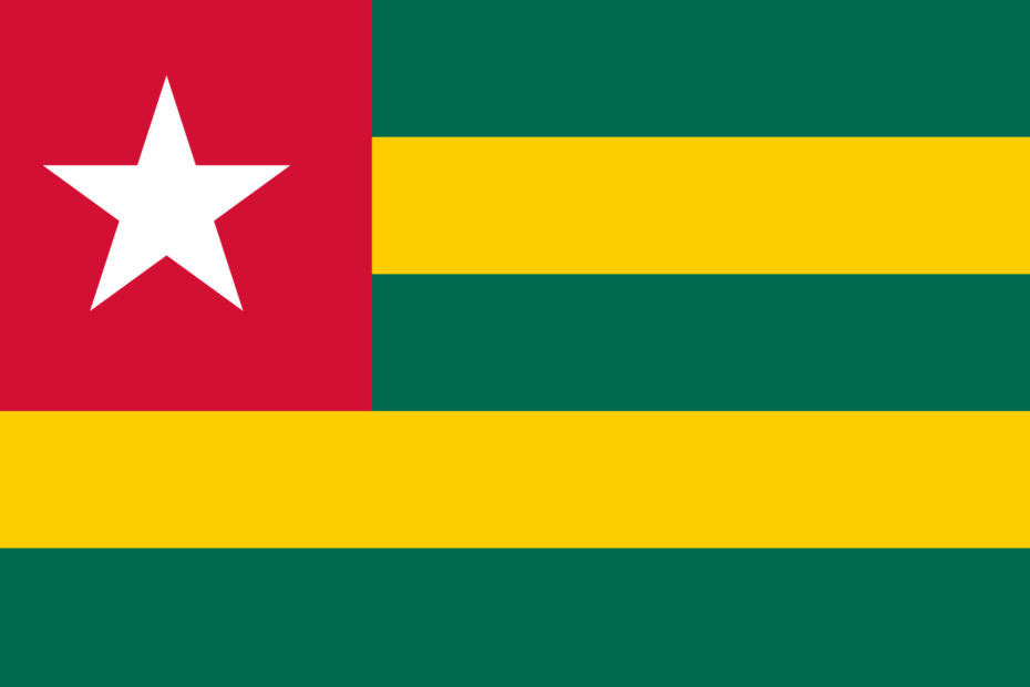 Drapeau du Togo. bandes vertes et jaunes. etoile blanche sur caré rouge.