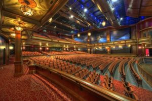 Intérieur d'une somptueuse salle de théâtre