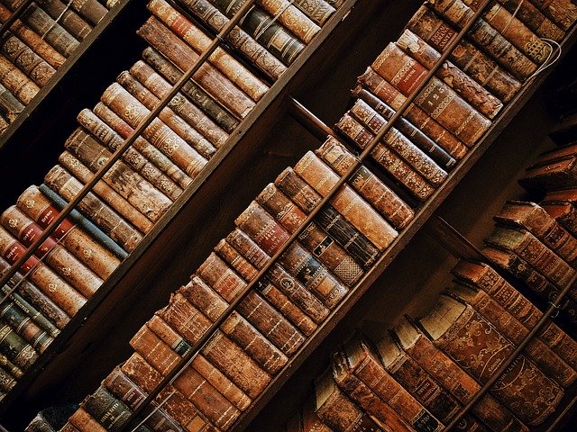 Livres anciens dans une bibliothèque