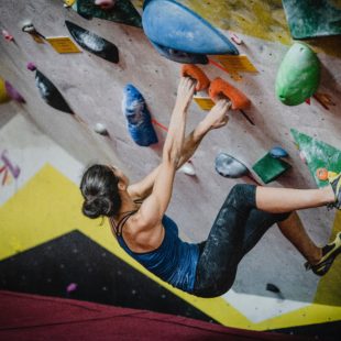 Femme mur escalade en salle