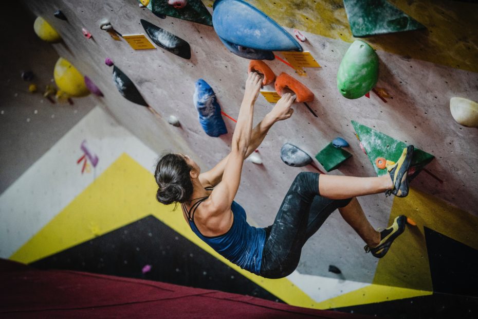 Femme mur escalade en salle