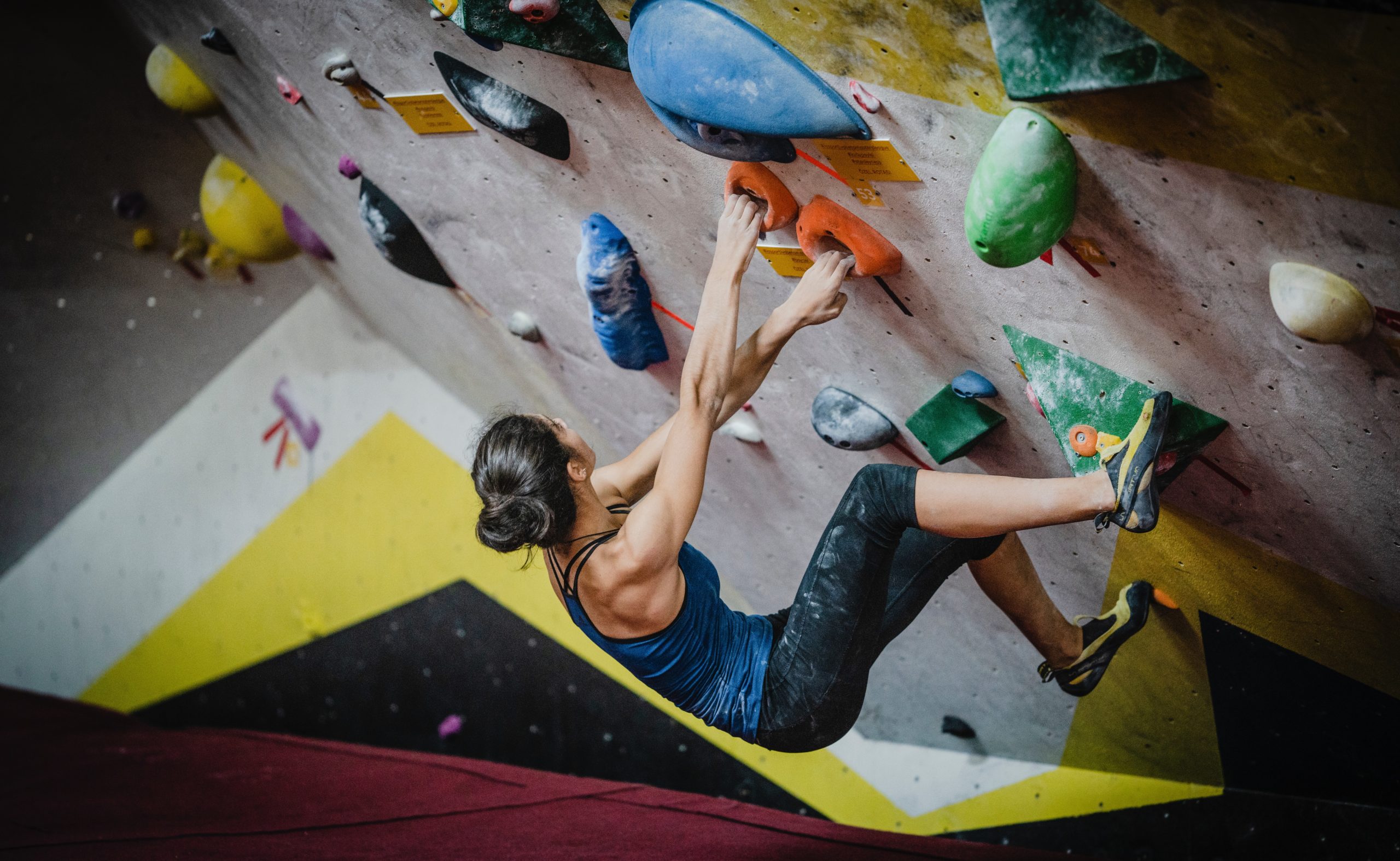 Femme mur escalade en salle