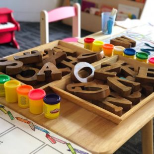 Jeux éducatifs pour enfants by Gautam Arora on Unsplash