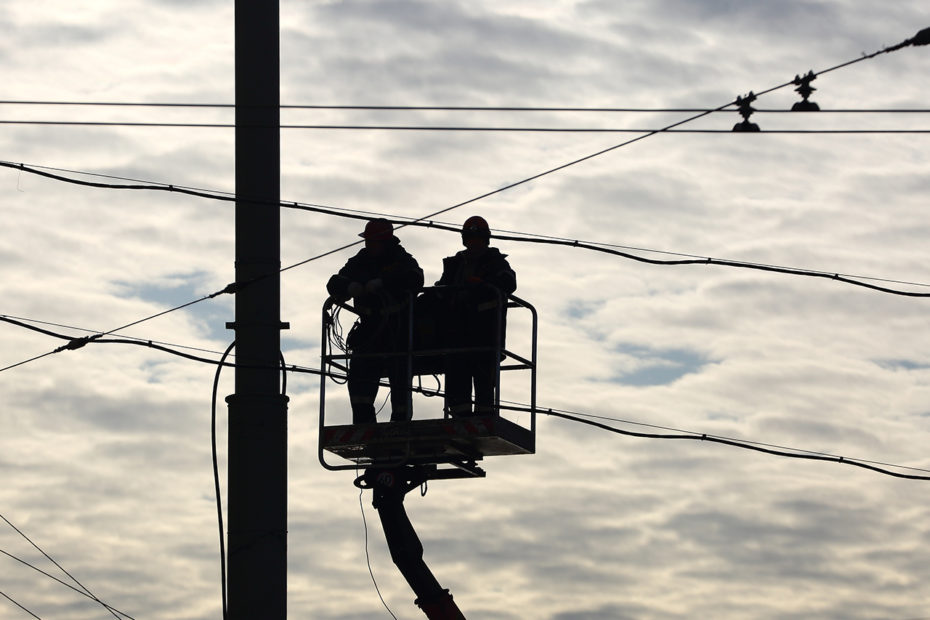 Travailleurs sur des câbles à haute altitude