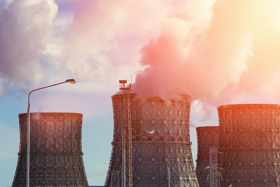 fumée s'échappant d'une centrale nucléaire