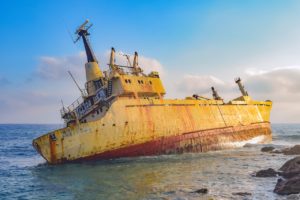 Naufrage d'un bateau sur la côte