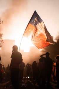 Drapeau du Chili tenu par un manifestant