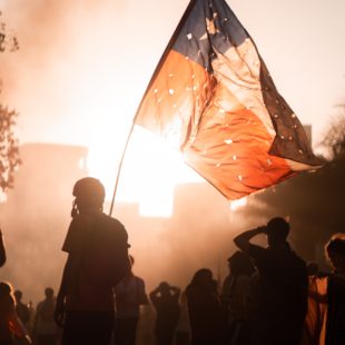 Drapeau du Chili tenu par un manifestant