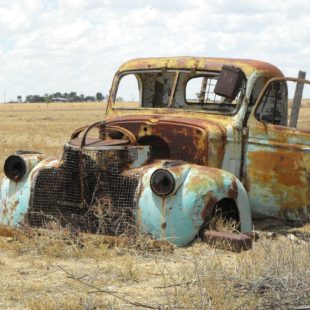 Voiture abandonnée recouverte de rouille