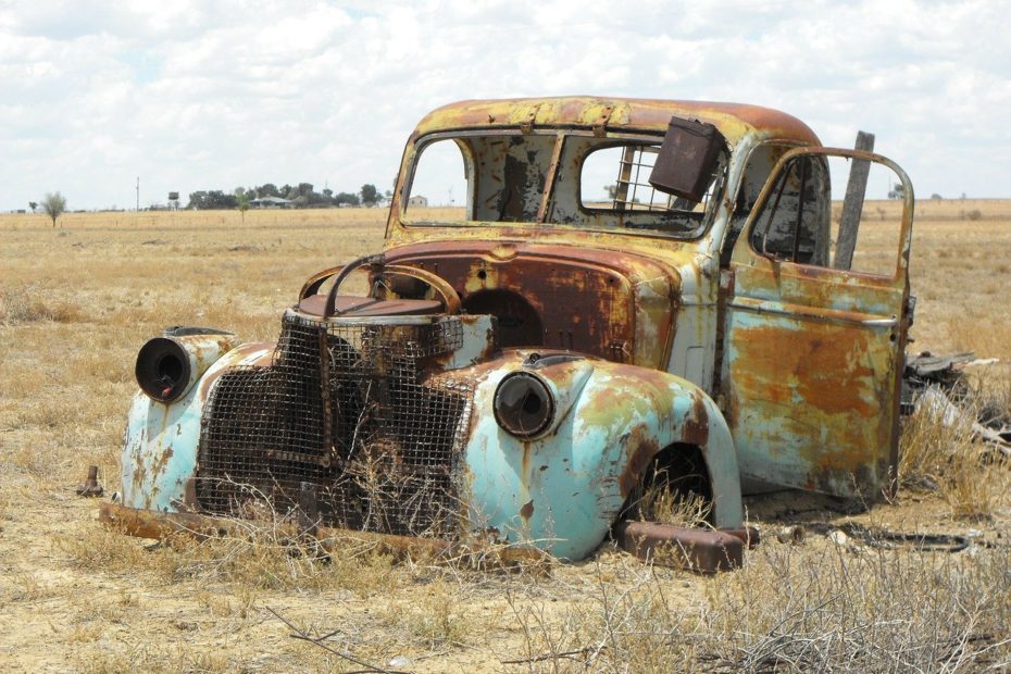 Voiture abandonnée recouverte de rouille