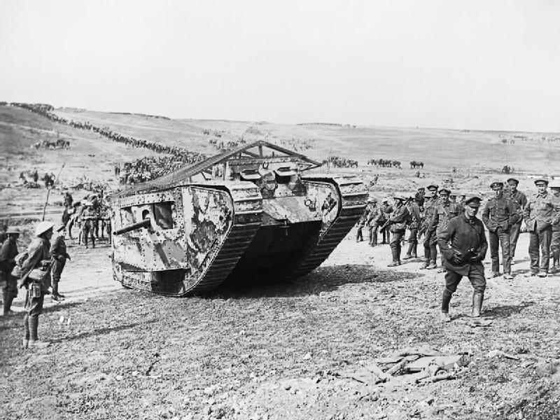 Tank britannique Mark 1 pendant la bataille de Flers-Courcelette, le 15 septembre 1916.