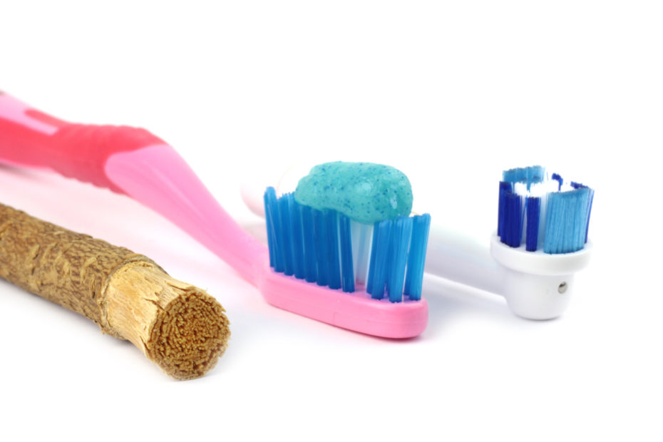 photo représentant trois brosses à dents dont une est en siwak.