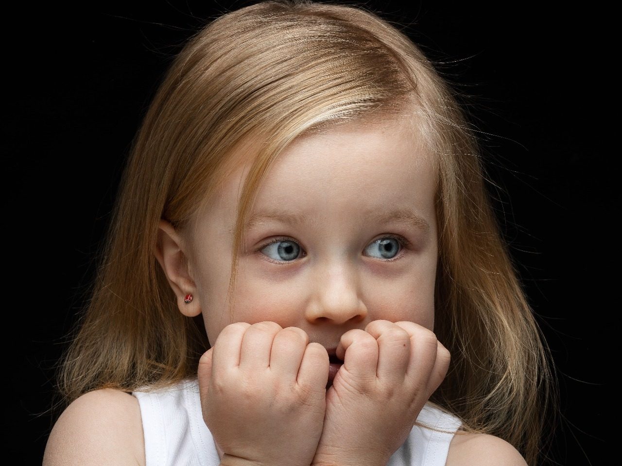 Photo d'une jeune enfant effrayée