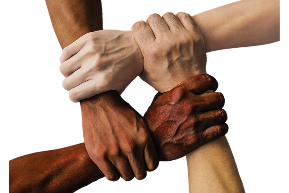 4 bras de différentes couleurs se tenant par le poignet