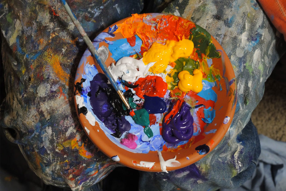 Photo d'une palette de peintures dans une coupelle