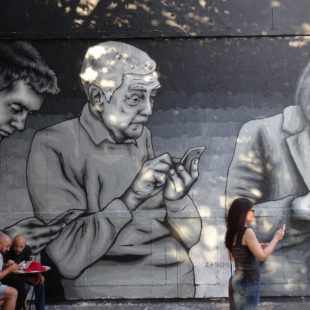 fresque murale représentant des personnes de tous âges sur leurs téléphones portables