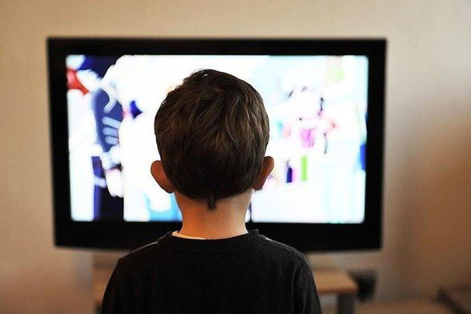 enfant devant la télévision