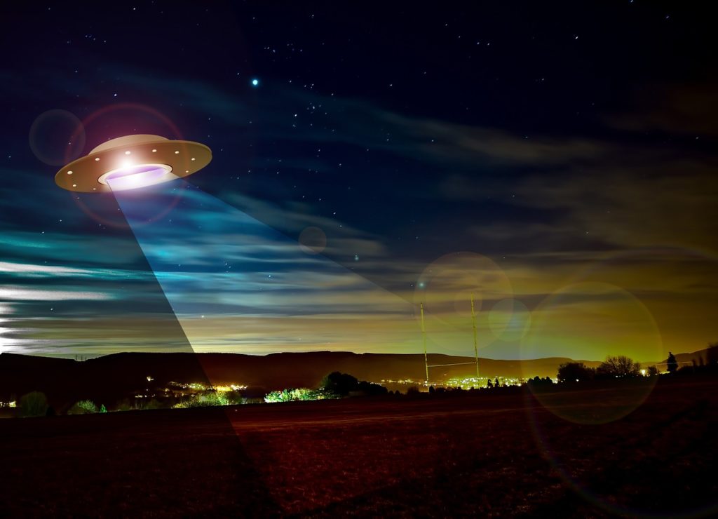 soucoupe volante dans un ciel sombre