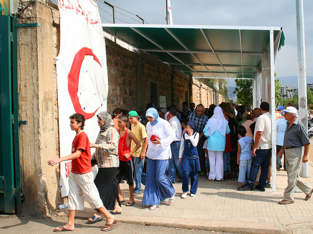 Patients attendant devant l'hôpital de campagne du Croissant-Rouge saoudien