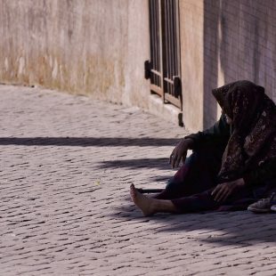 Femme âgée mendiante dans la rue