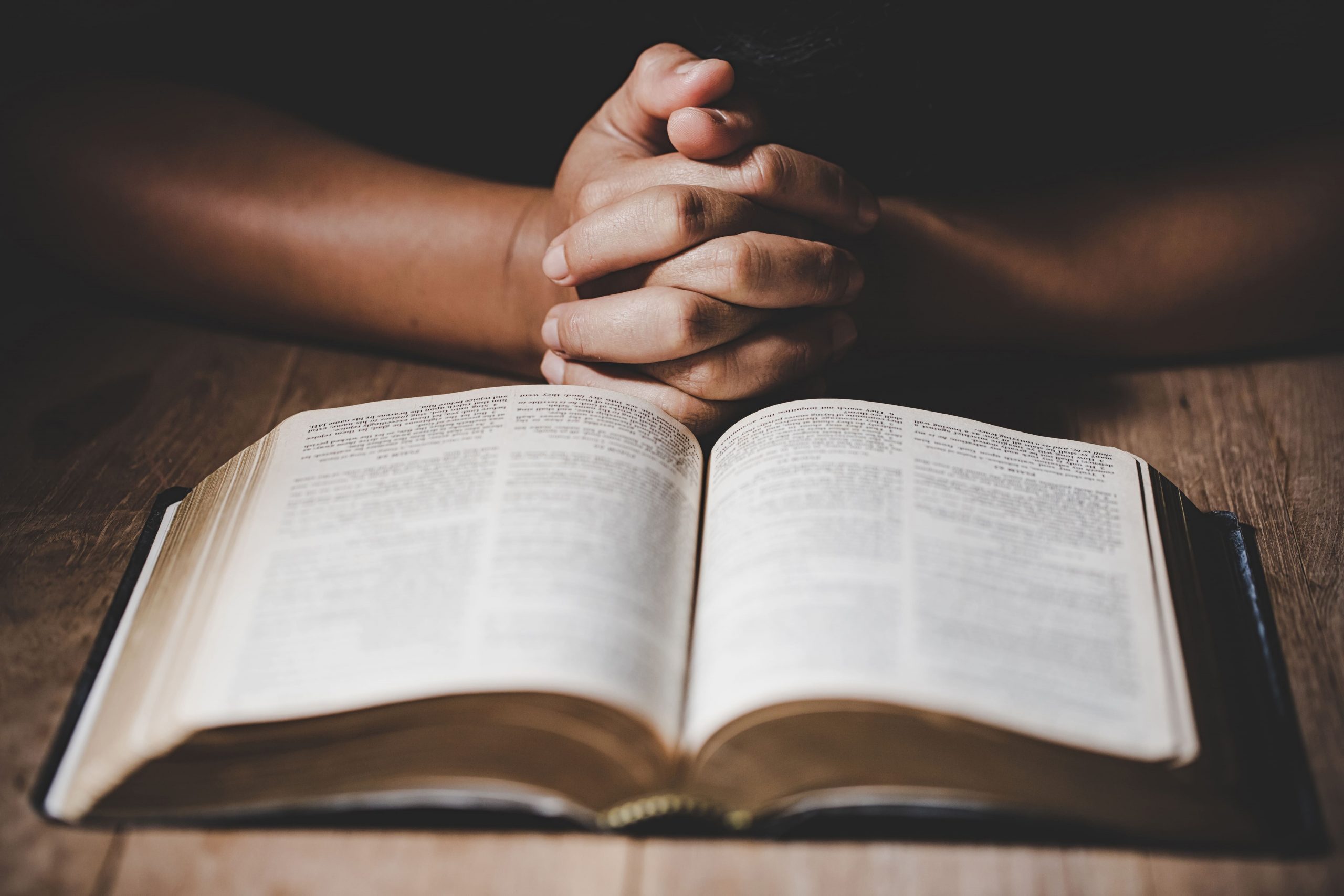 prière devant un texte religieux