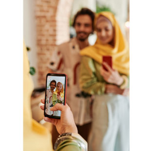 couple faisant un selfie devant un miroir