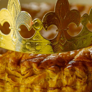 Galette des rois et sa couronne