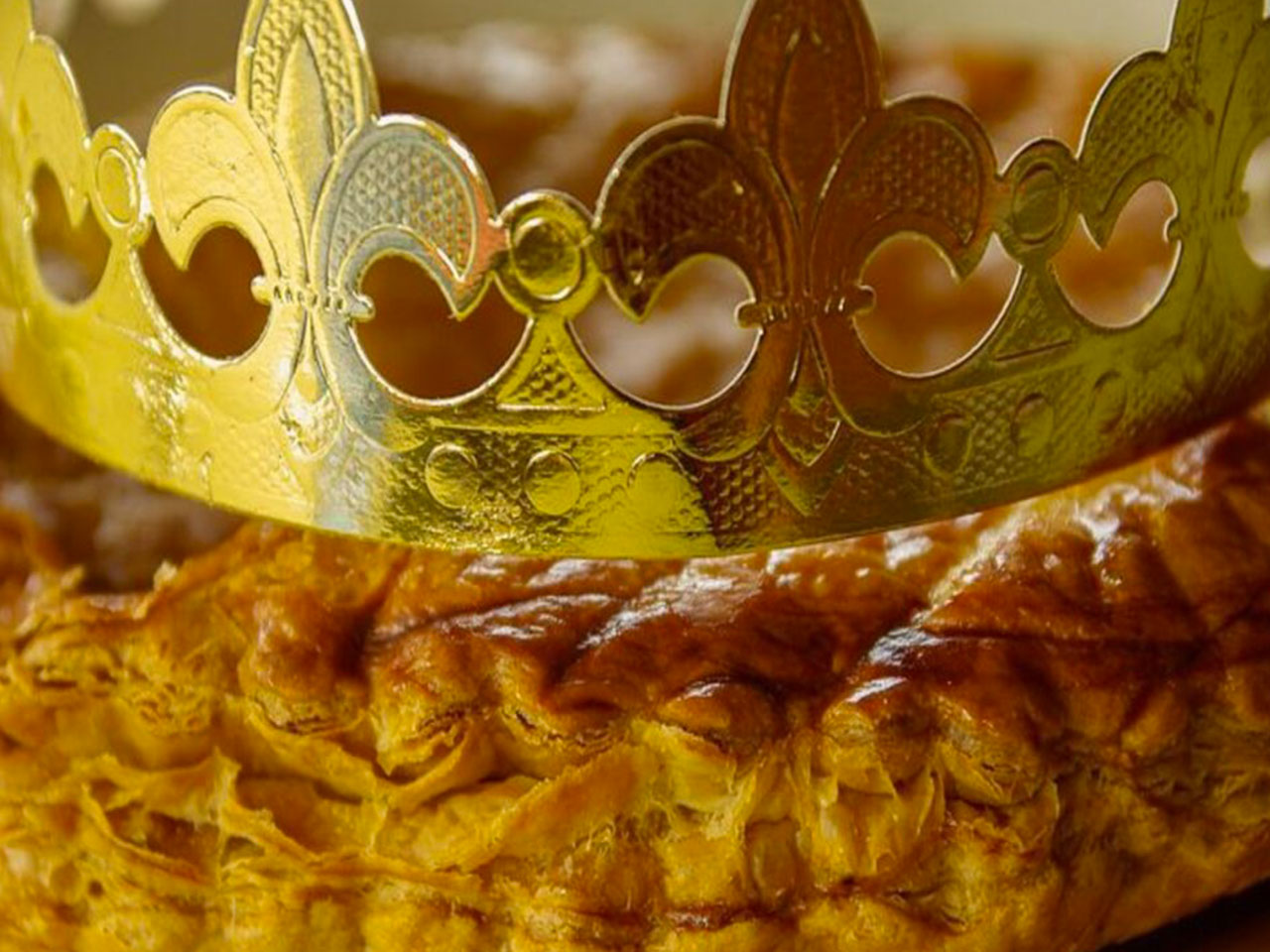 Galette des rois et sa couronne