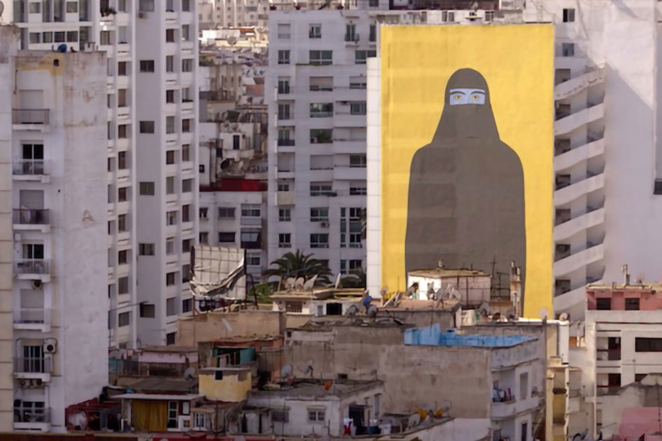 Femme voilée dessinée sur une façade d'immeuble. Extrait du documentaire Crayon au poing.