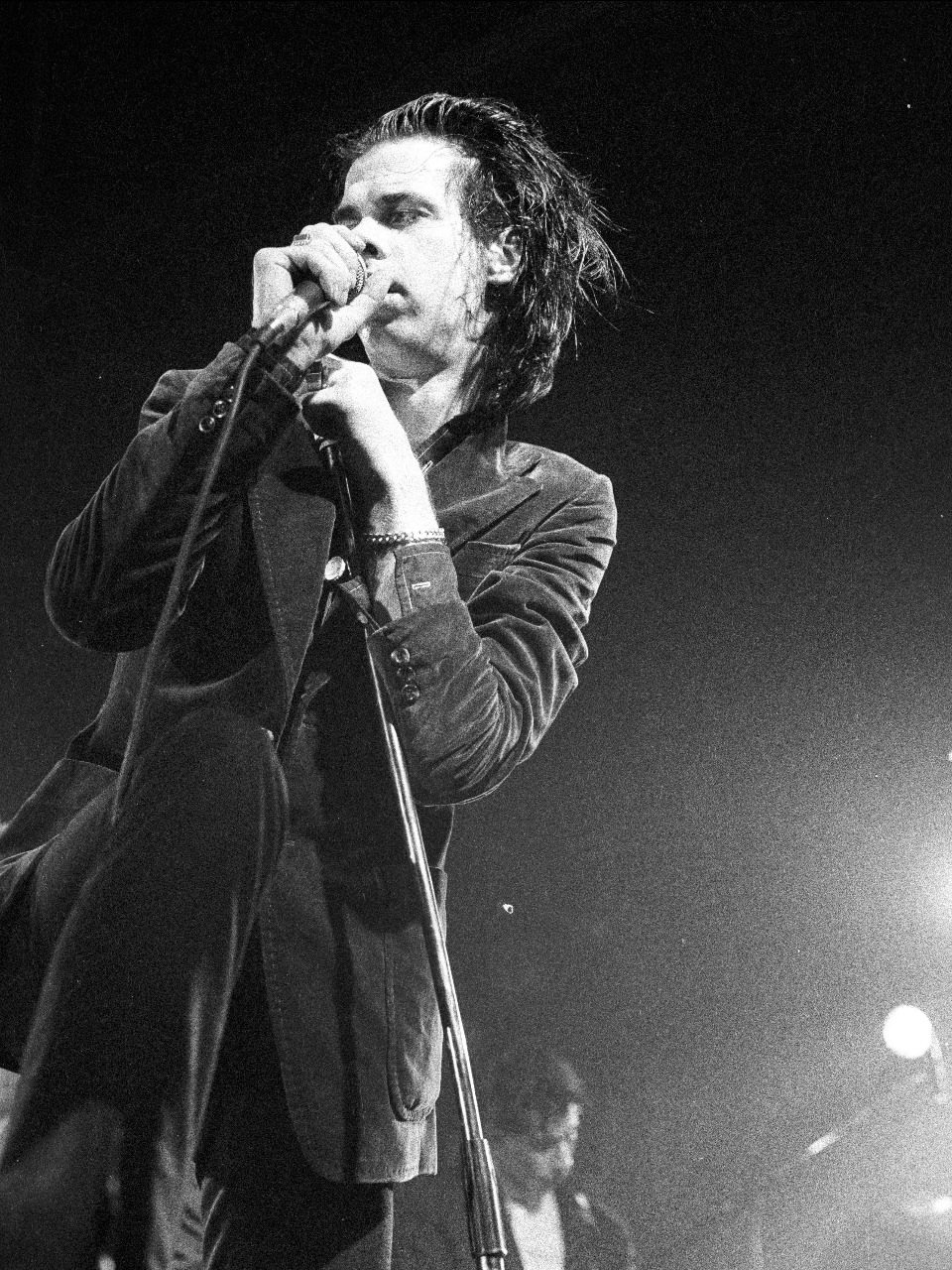 Photo noir et blanc de Nick Cave, 1986, sur Wikimedia Commons