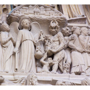 Détail du portail du Jugement dernier avec sculpture de Saint Michel et de Satan