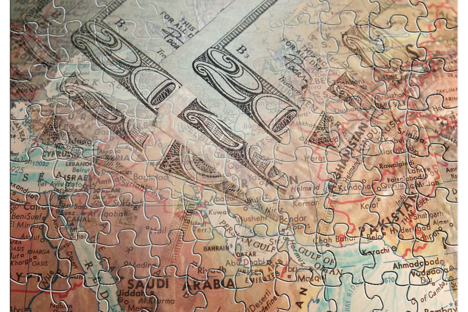 Puzzle d'une carte du monde avec des devises américaines