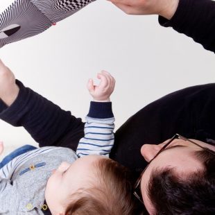 Père et bébé en lecture