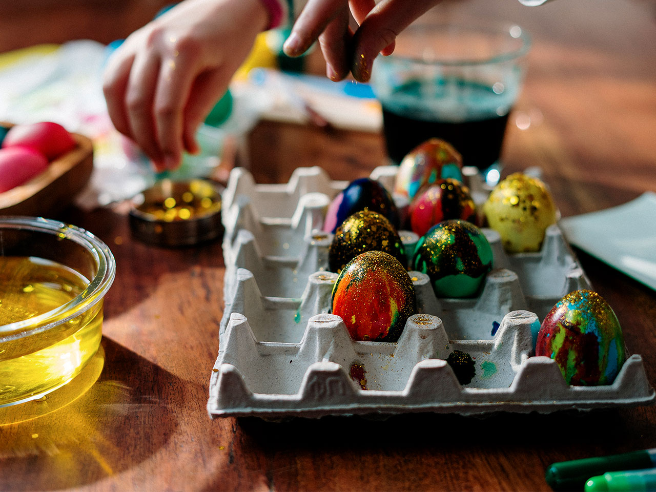 photographie d'oeufs de pâques décorés