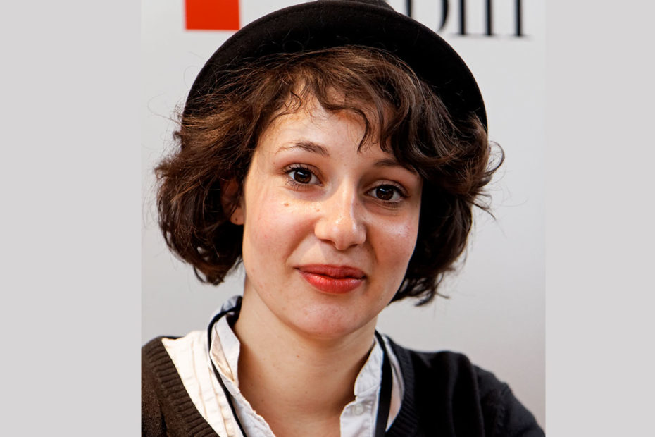 Photographie d'Alice Zeniter au Salon du livre de Paris en 2013