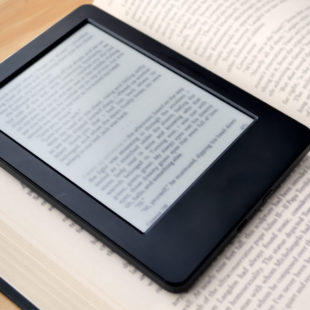 liseuse sur un livre imprimé