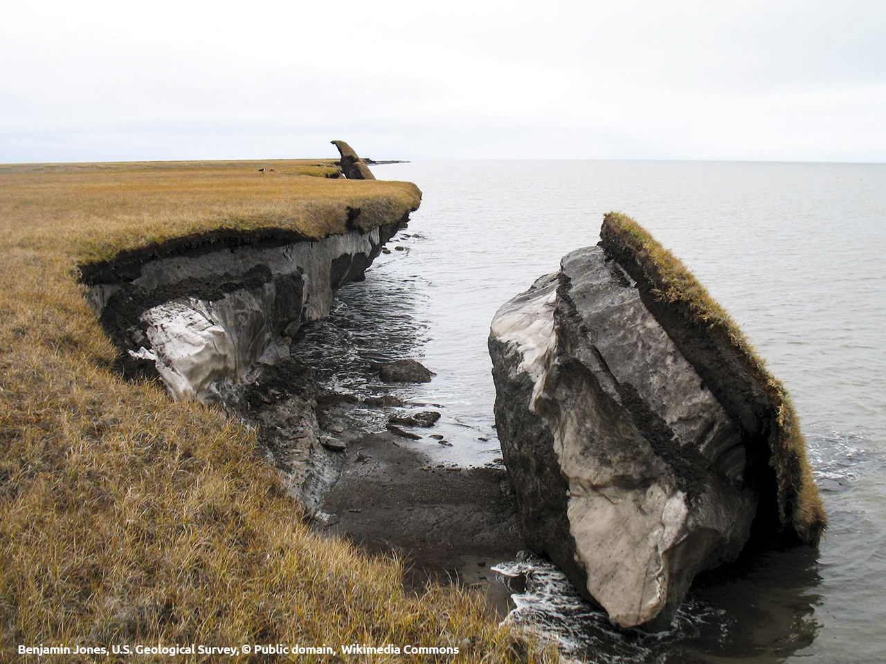 Bloc de permafrost en train de fondre sur le littoral de la toundra d'Alaska