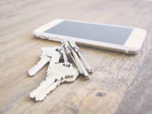 clefs et téléphone portable posé sur une table