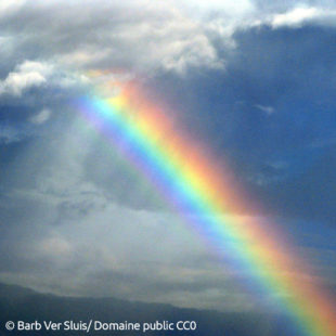 arc-en-ciel dans un ciel nuageux
