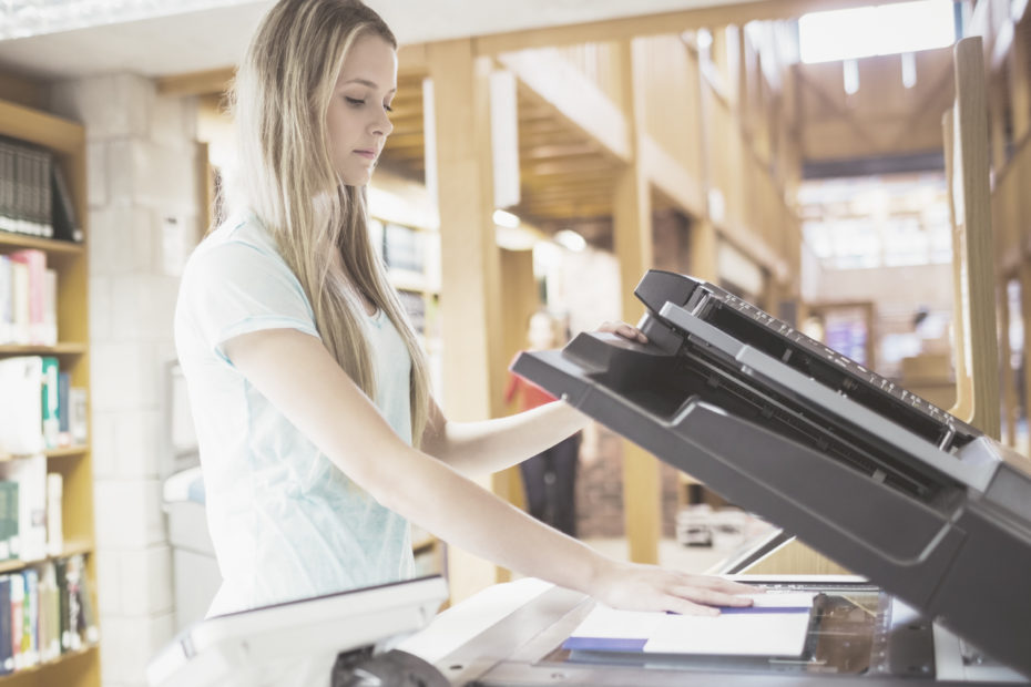 Personne en train de scanner un livre