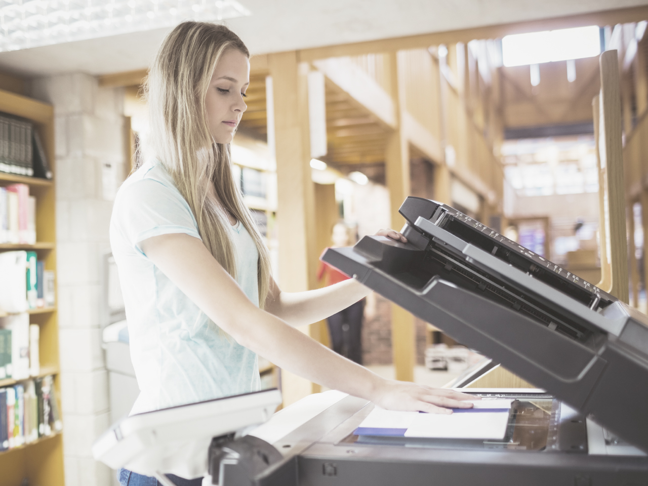 Personne en train de scanner un livre