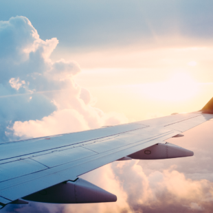 Photographie d'une aile d' avion en plein vol