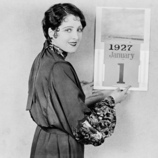 Photographie ancienne d'une femme devant un calendrier