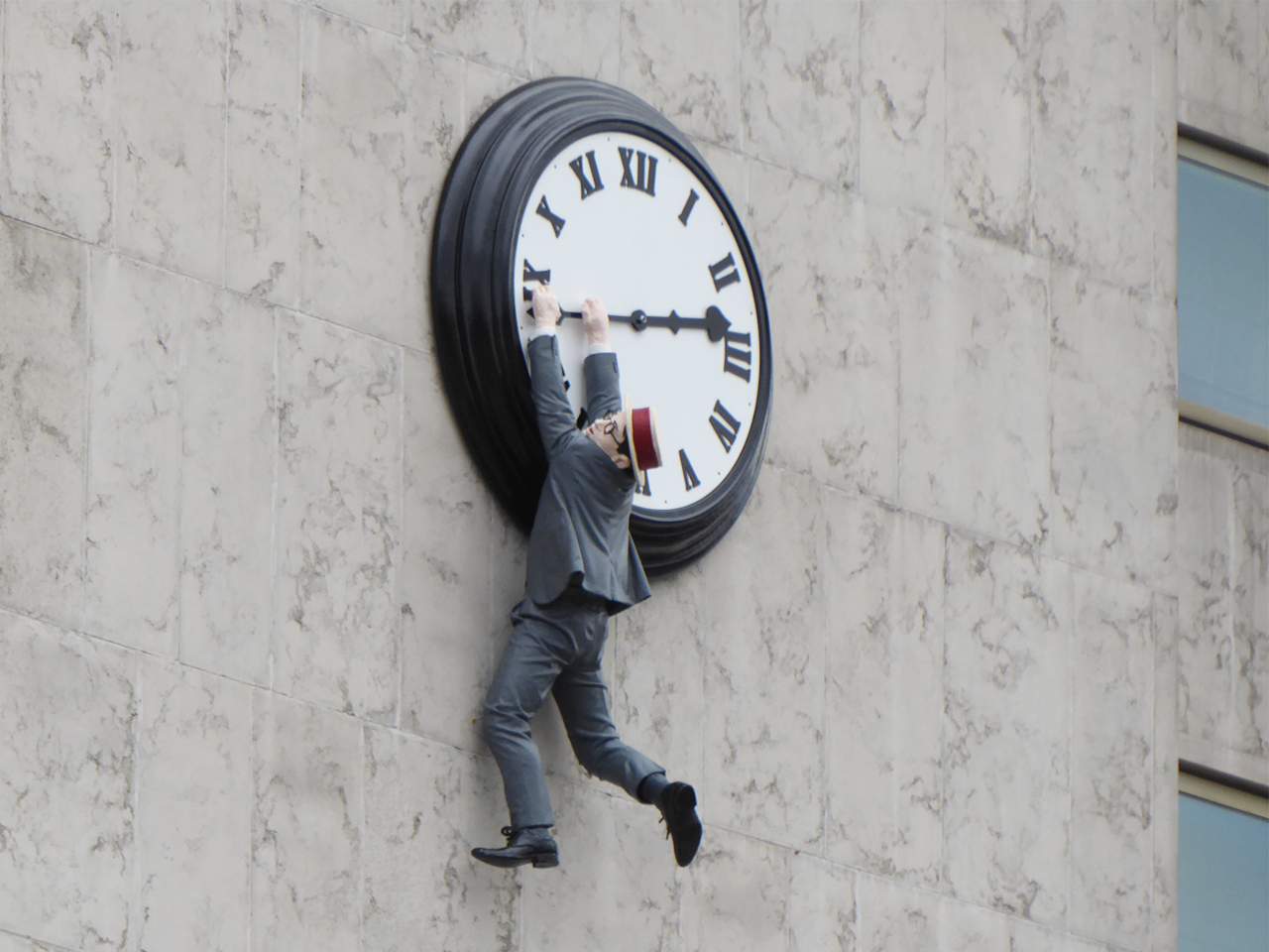 Reproduction d'Harold Lloyd suspendu à l'horloge dans le film Monte là-dessus !située sur une face de l'hôtel InterContinental de Vienne en novembre 2016.